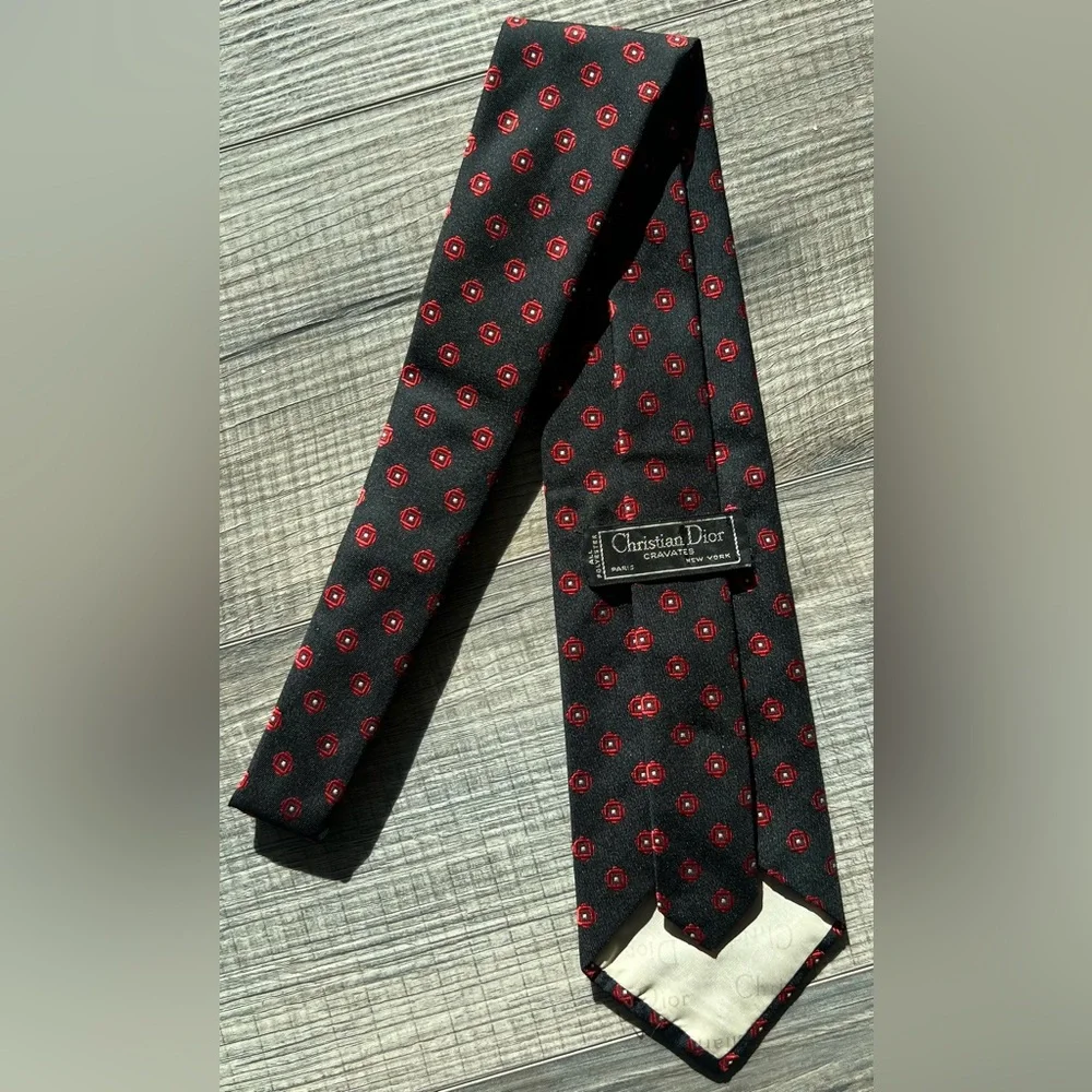 Dior Black and Red Silk Tie with Classic Pattern